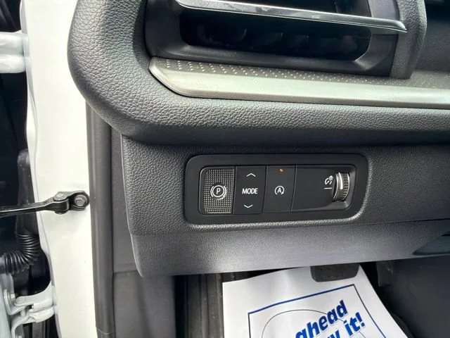 New 2027 Summit White Chevrolet LT image 30