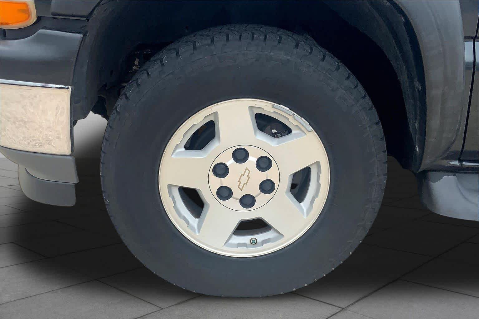Used 2005 Dark Gray Metallic Chevrolet LT image 10