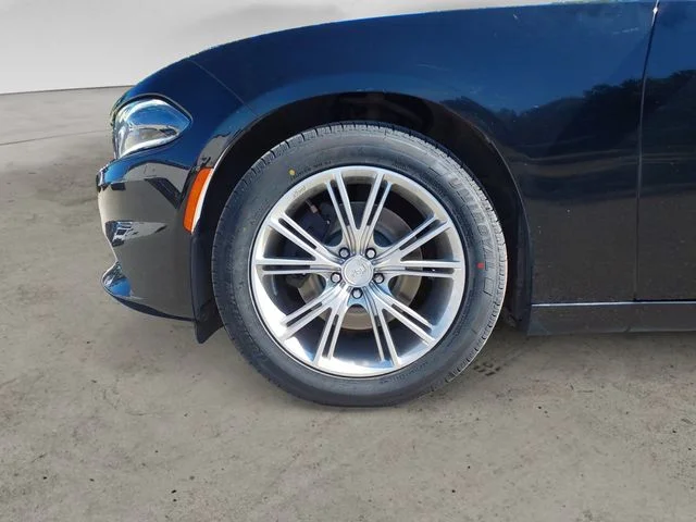 Used 2016 Pitch Black Clearcoat Dodge SXT image 9