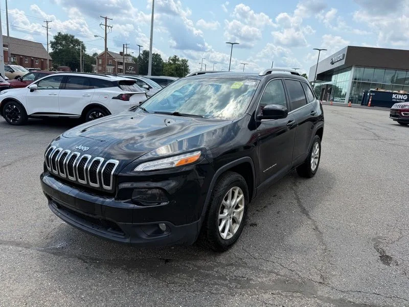 Used 2017 Black Jeep Latitude image 3