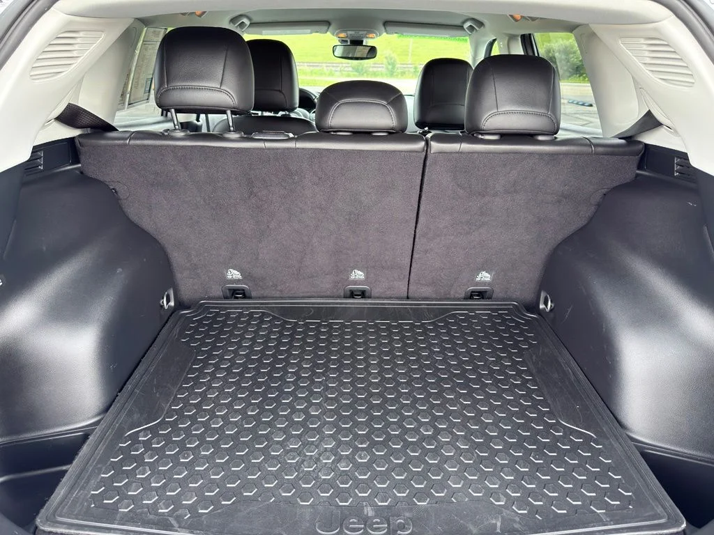 Used 2021 Silver Jeep Trailhawk image 28