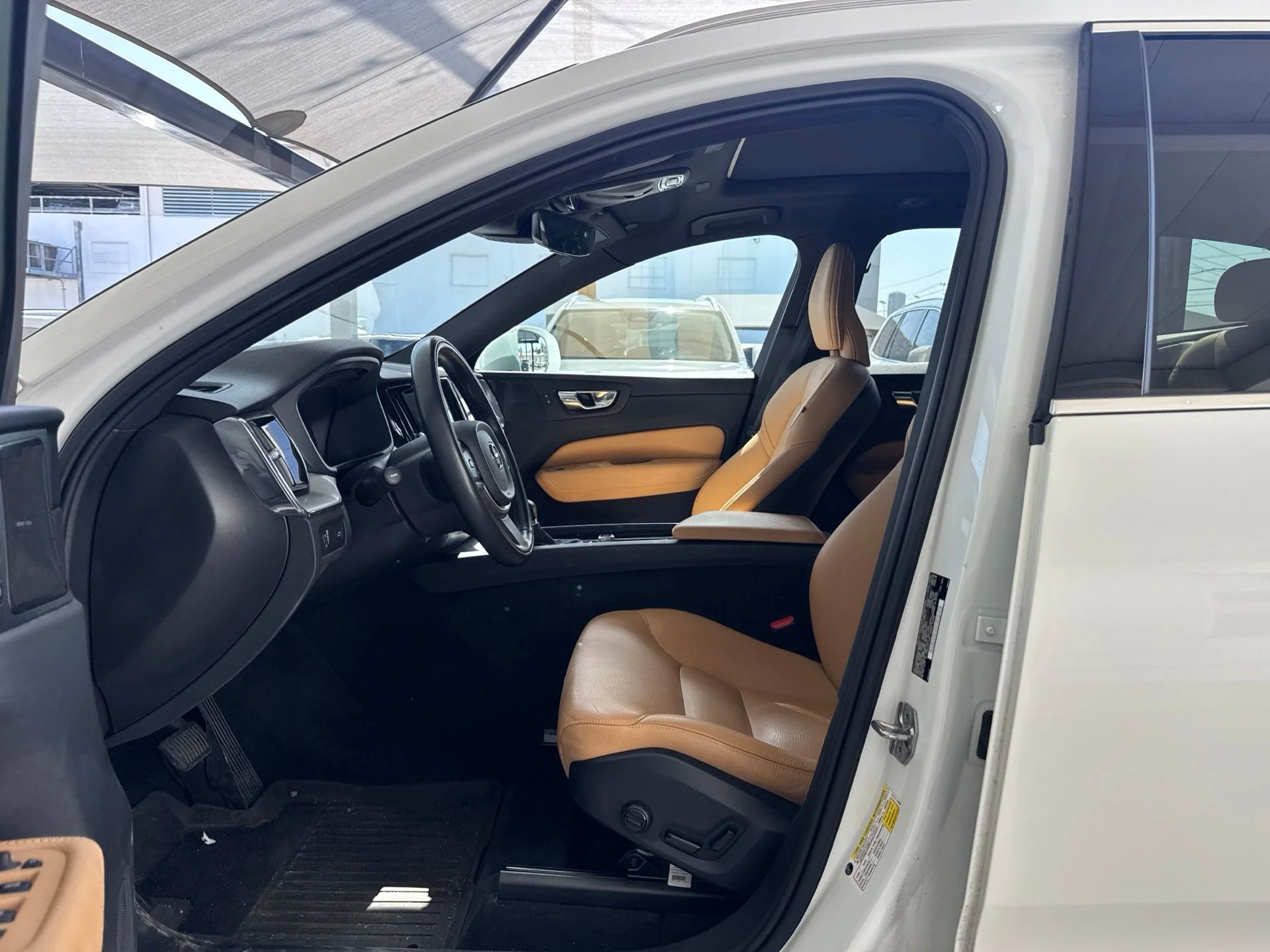 Used 2020 White Volvo T5 Momentum image 9