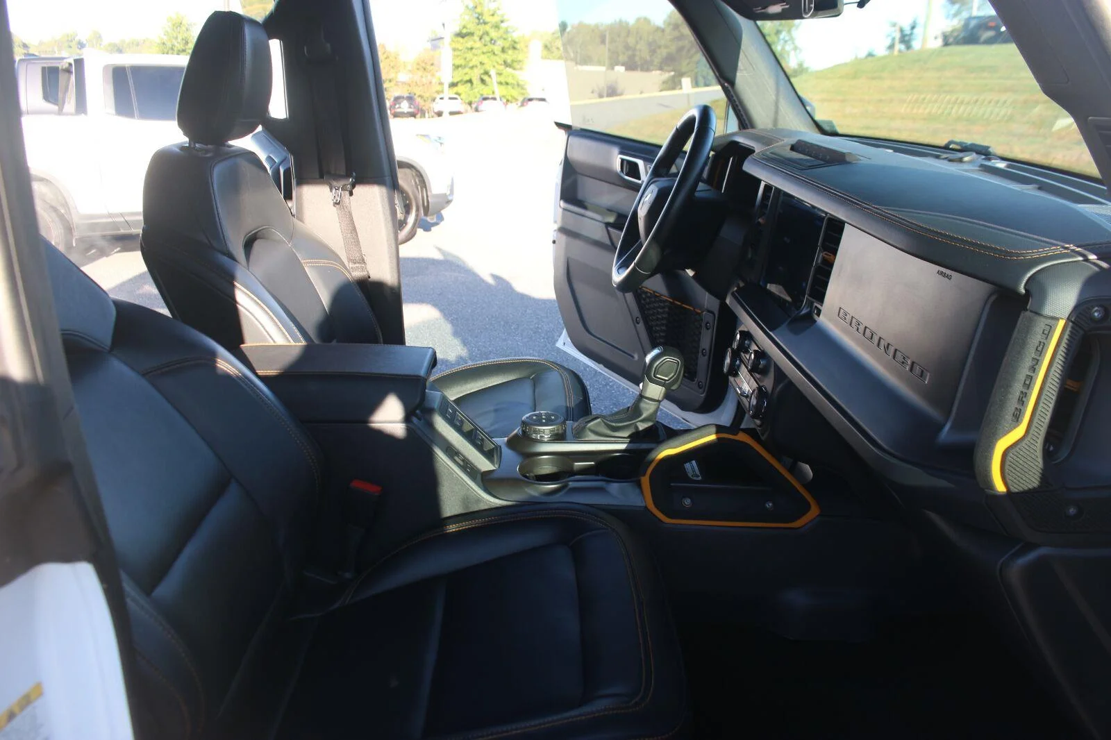 Used 2024 Oxford White Ford Badlands image 33