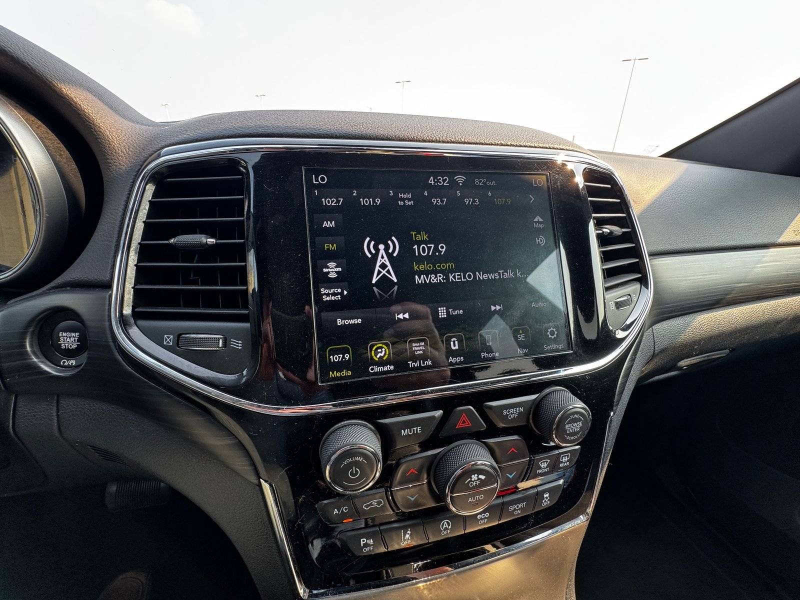 Used 2020 Velvet JEEP Altitude image 19