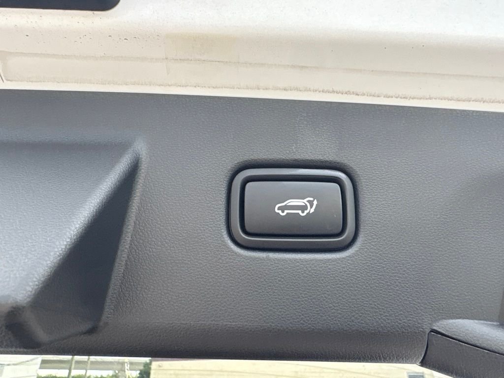 Used 2025 White Hyundai SEL Convenience image 14