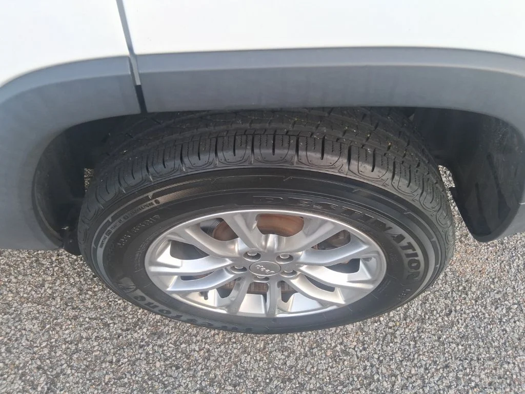 Used 2022 White Jeep Latitude Lux image 7