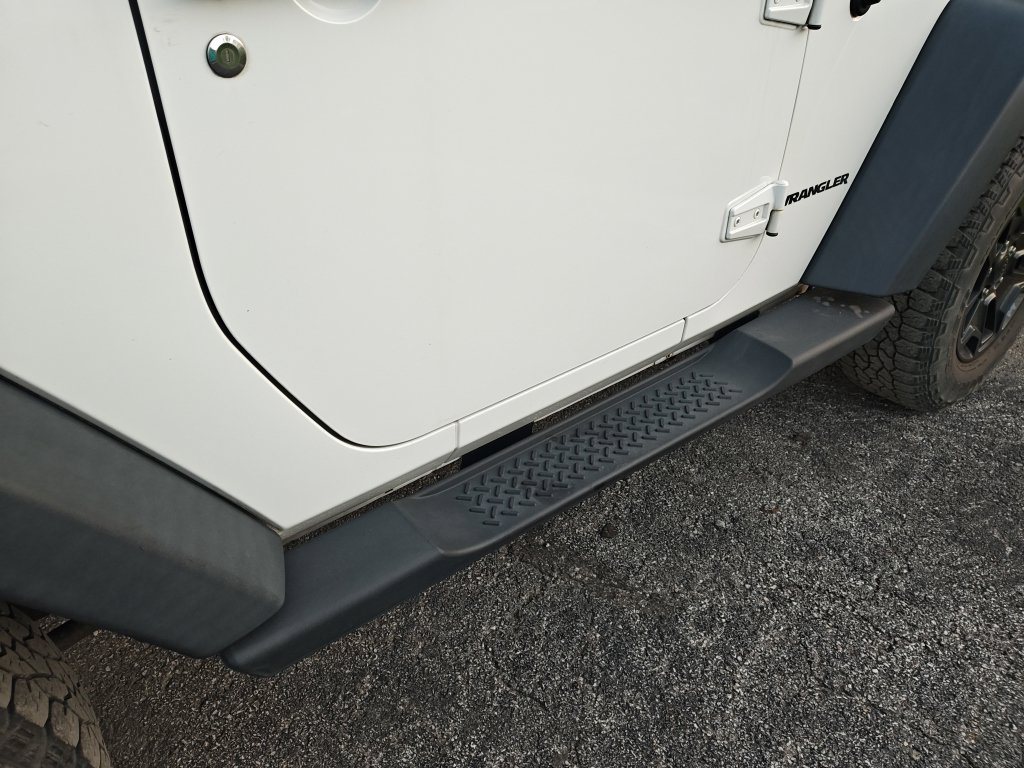 Used 2013 White Jeep Sahara image 8