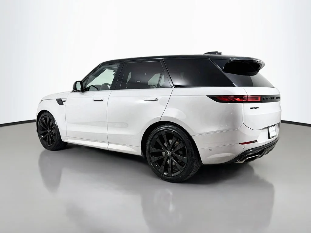 Used 2023 Gray Land Rover SE Dynamic image 7