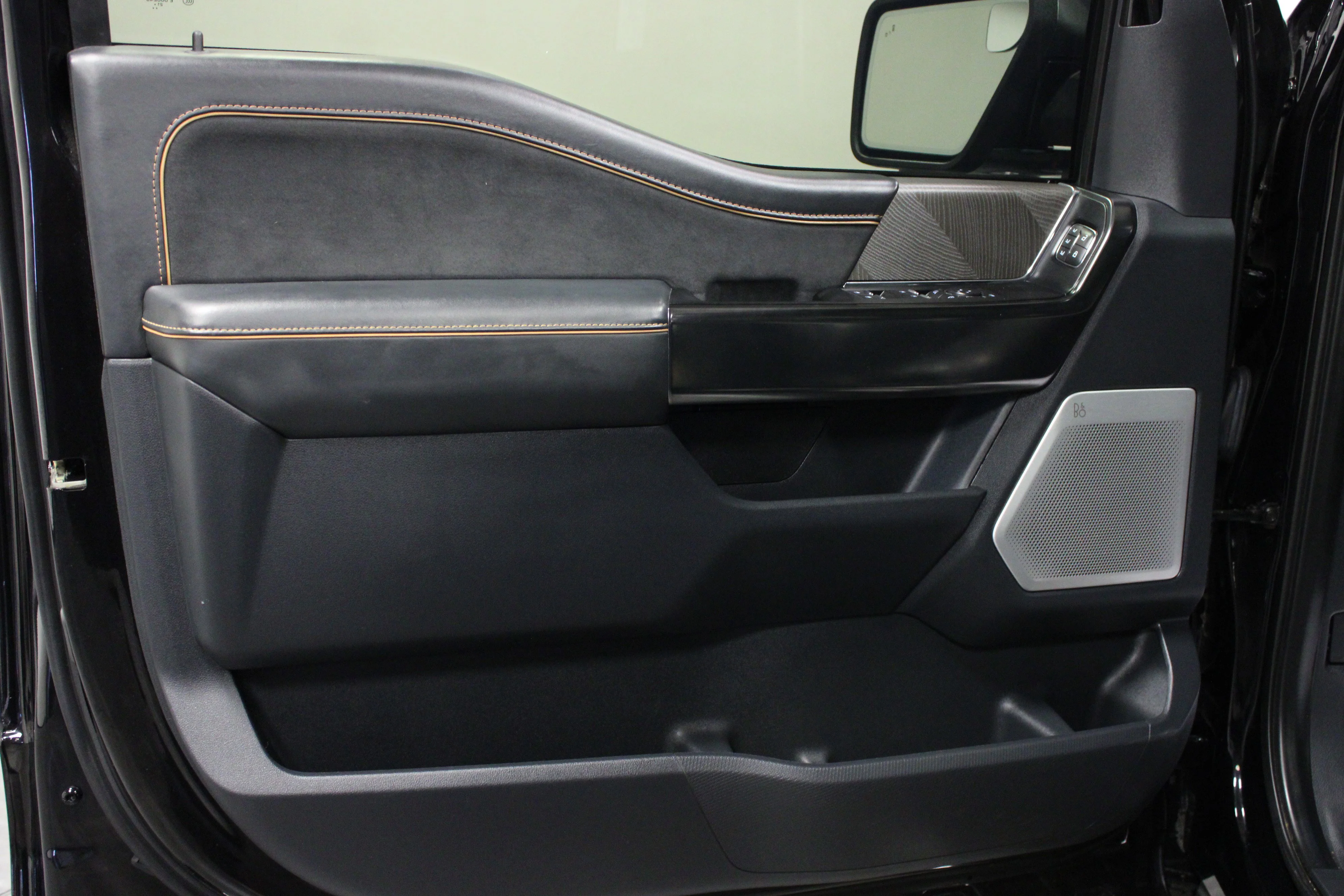 Used 2022 Black Metallic Ford Platinum image 11