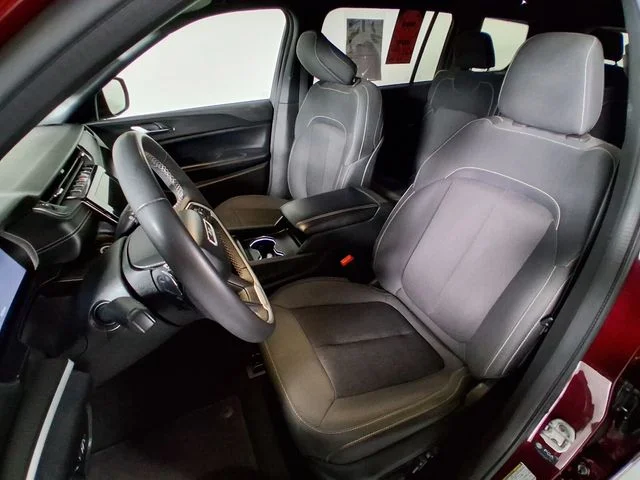 Used 2024 Red Jeep Laredo image 9