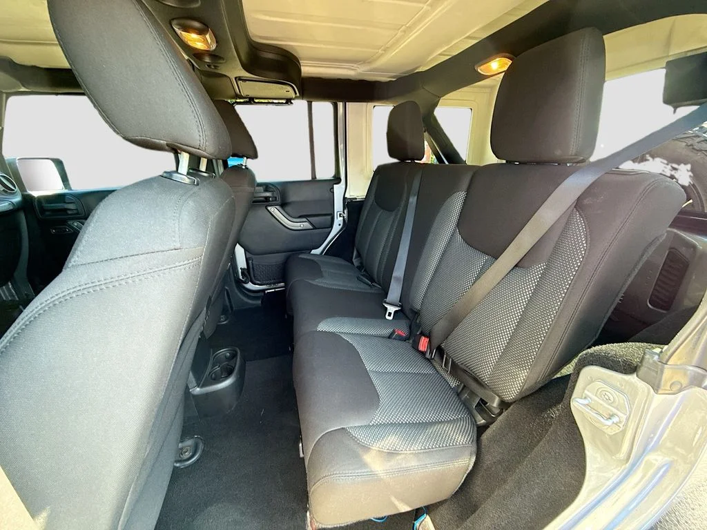 Used 2016 Billet Silver Metallic Clearcoat Jeep Black Bear image 20