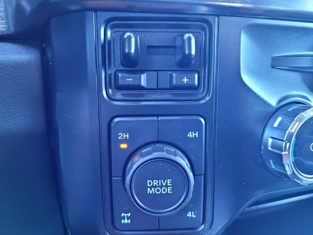 Used 2025  Ford Lariat image 18