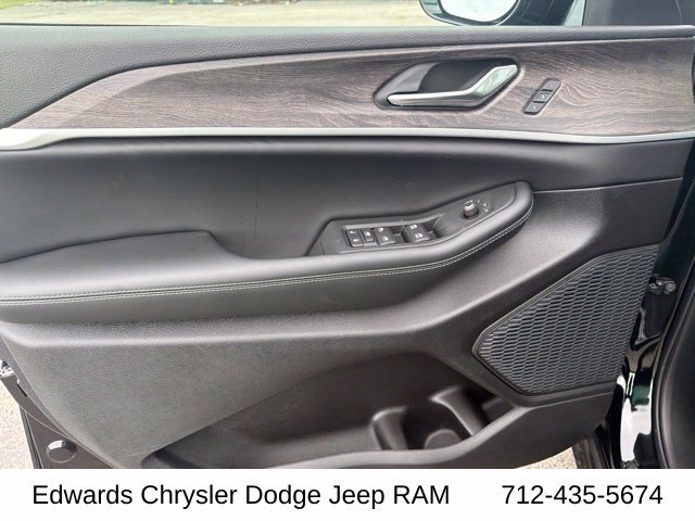 New 2027 High-Gloss Black Paint Jeep Limited image 14