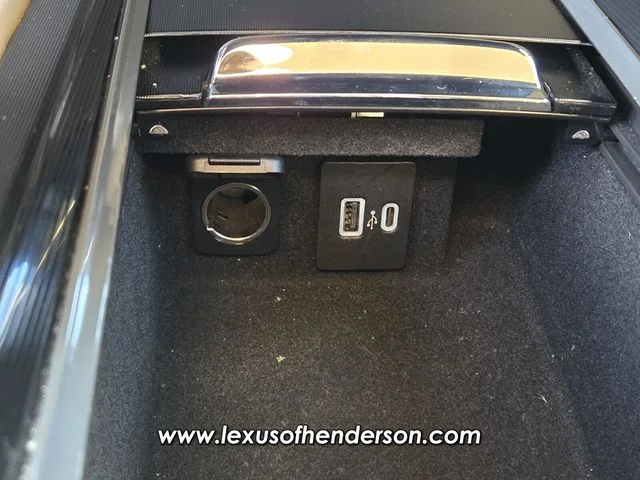 Used 2021 White Lincoln Standard image 28