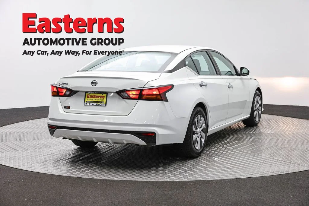 Used 2022 White Nissan 2.5 S image 5