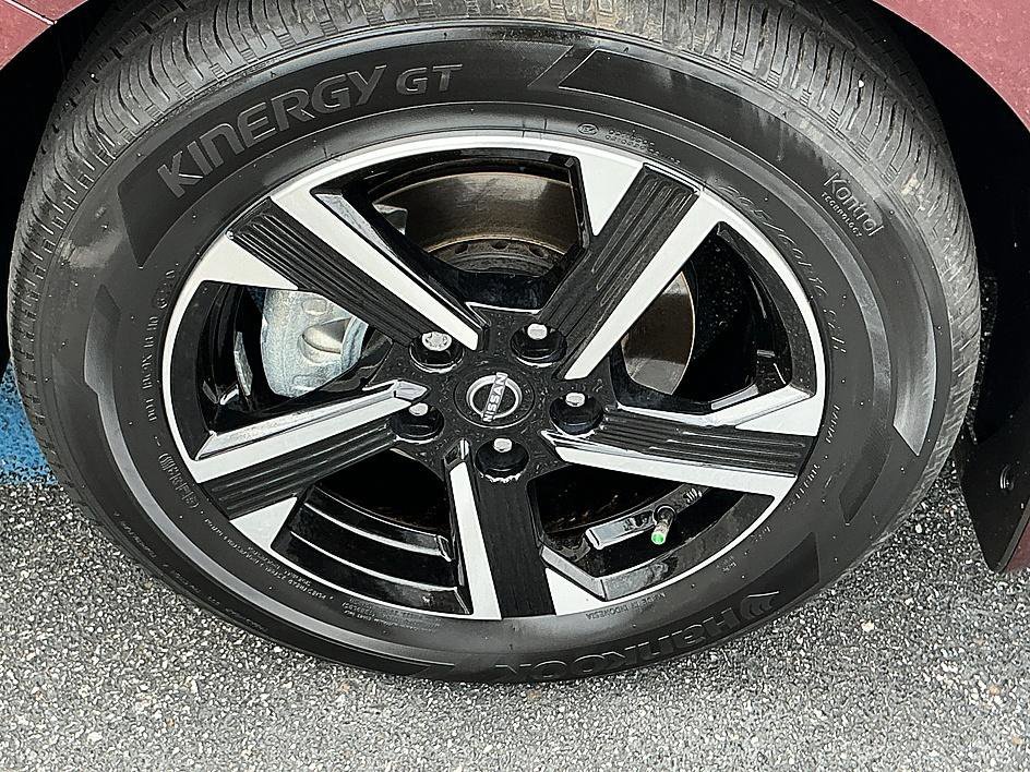 Used 2025 Rosewood Metallic Nissan SV image 8