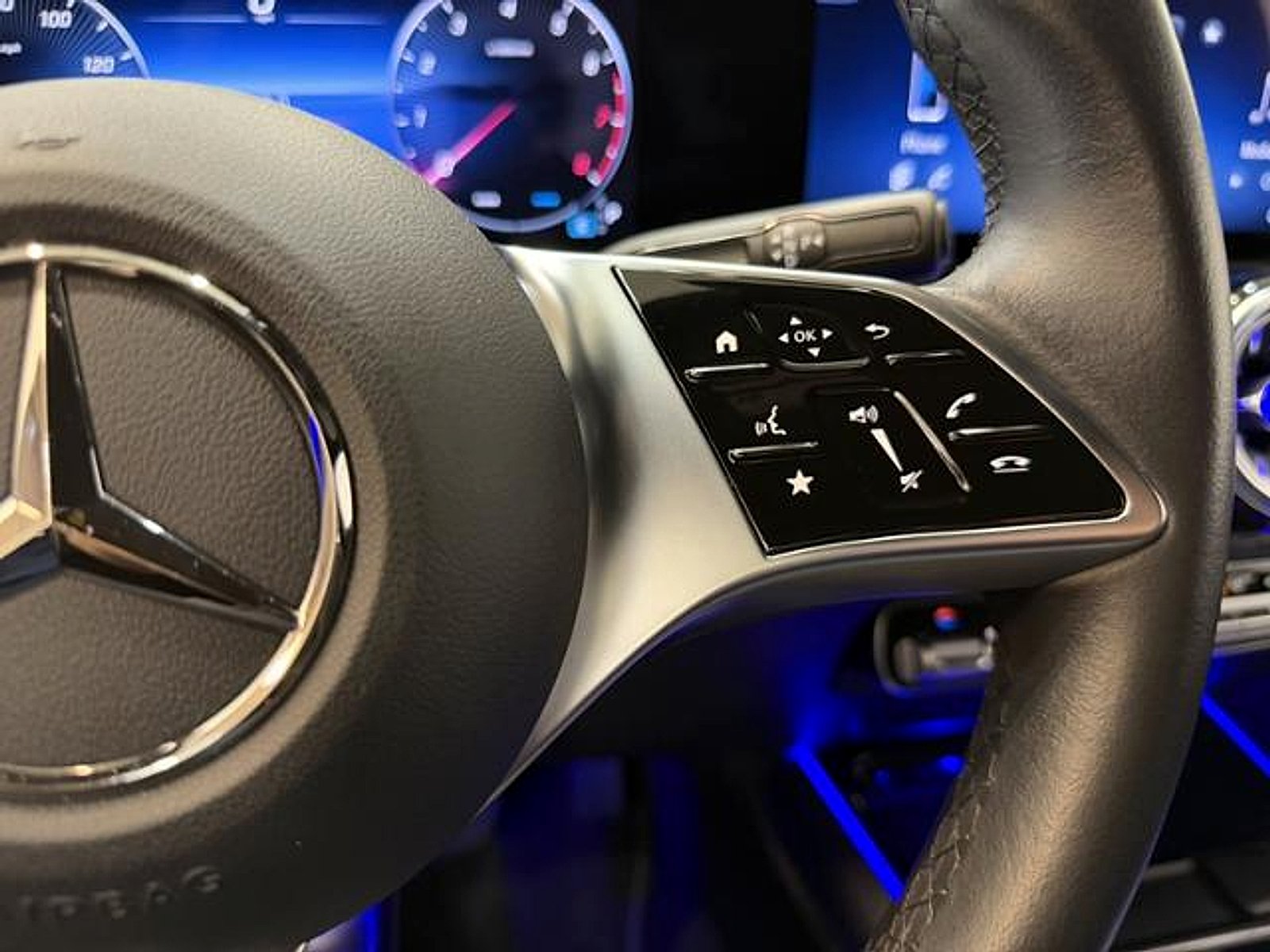 Used 2025 Cirrus Silver Metallic Mercedes-Benz 4MATIC® image 18
