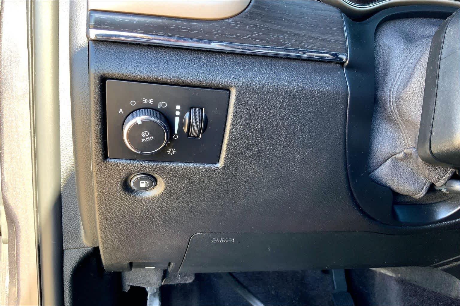 Used 2017 Granite Crystal Metallic Clearcoat Jeep Limited image 33