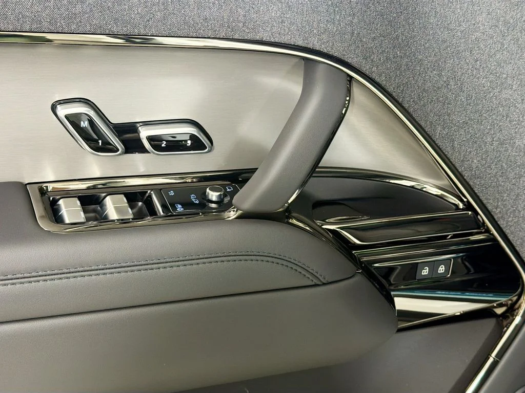 New 2026 Fuji White Land Rover SE image 18