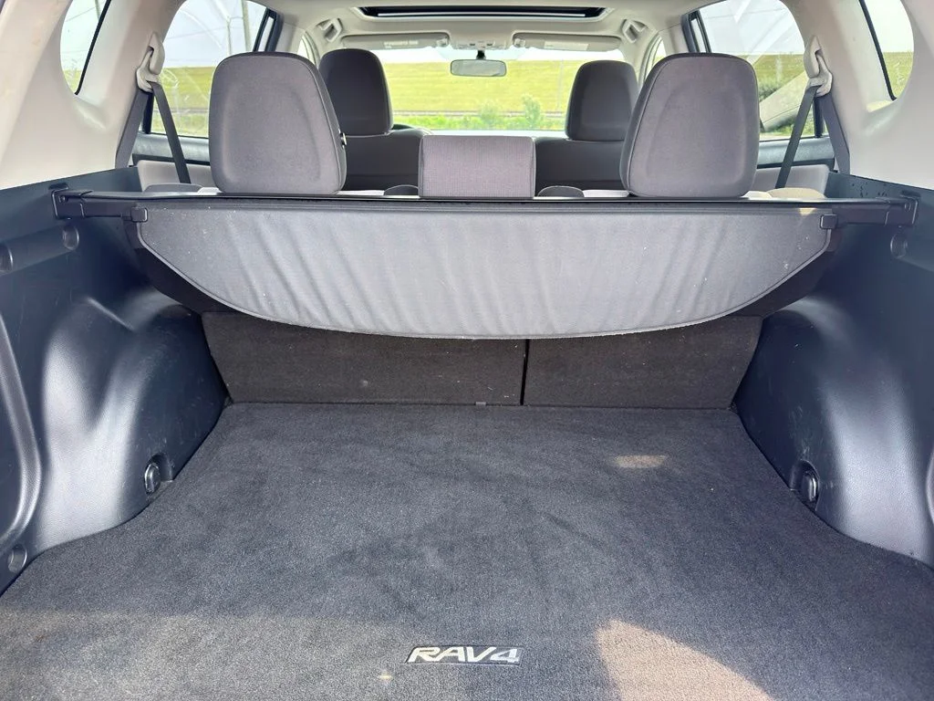 Used 2014 White Toyota XLE image 30