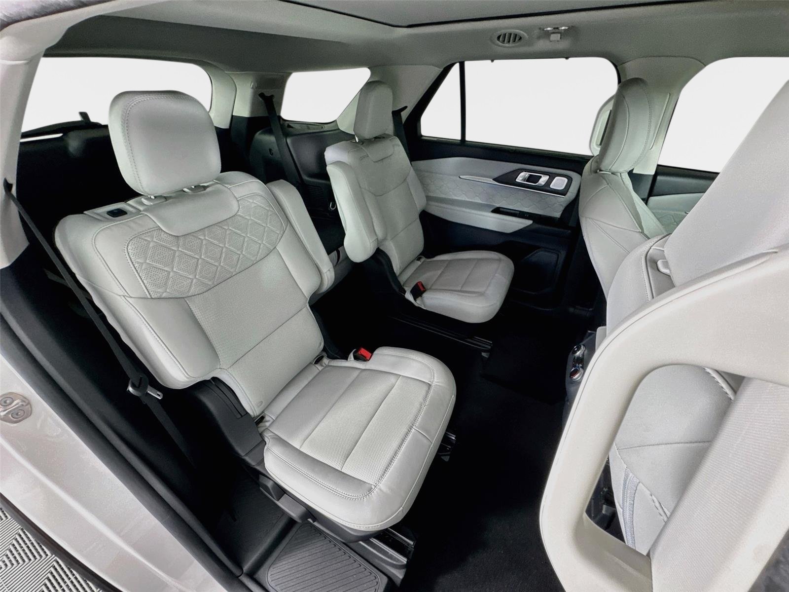 Used 2025 White Metallic Ford Platinum image 29