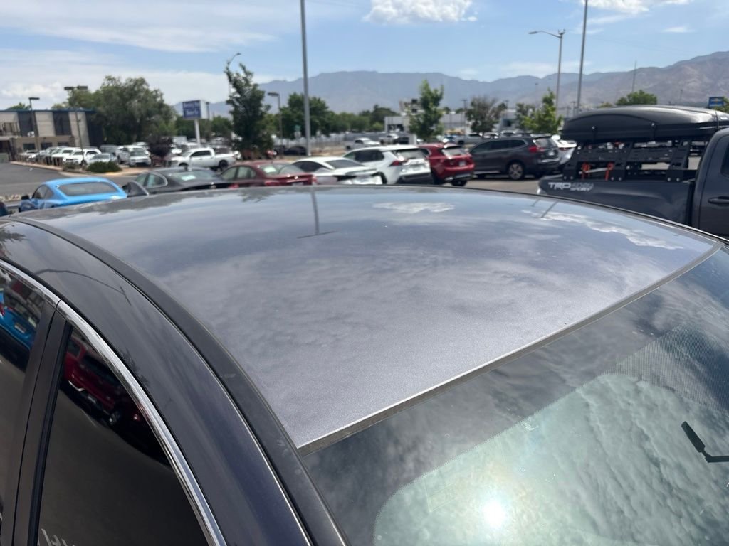 Used 2017  Honda LX image 4