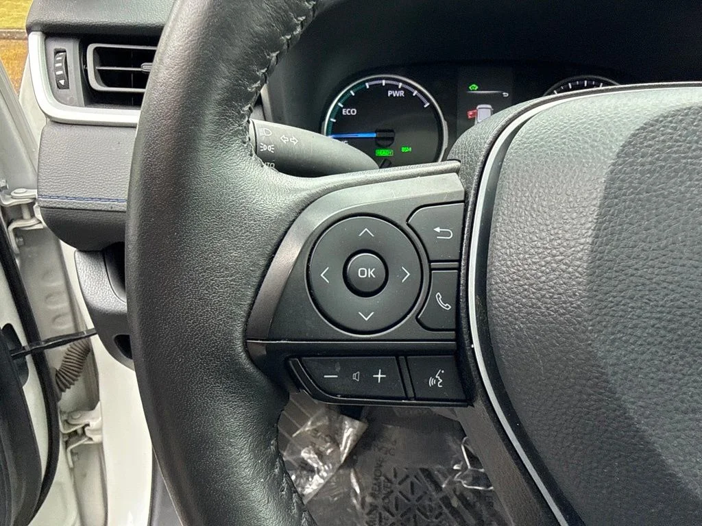 Used 2022 Blizzard Pearl Toyota SE image 11