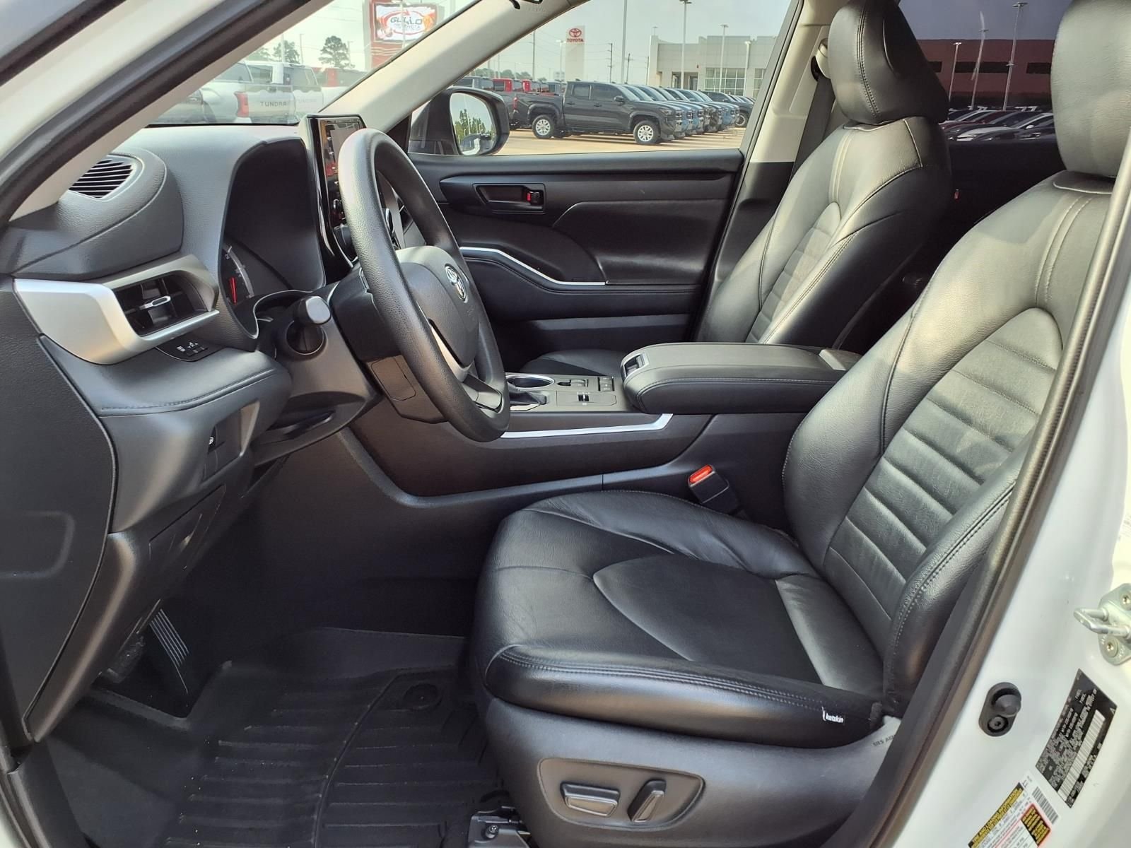 Used 2022 Pearl Toyota L image 17