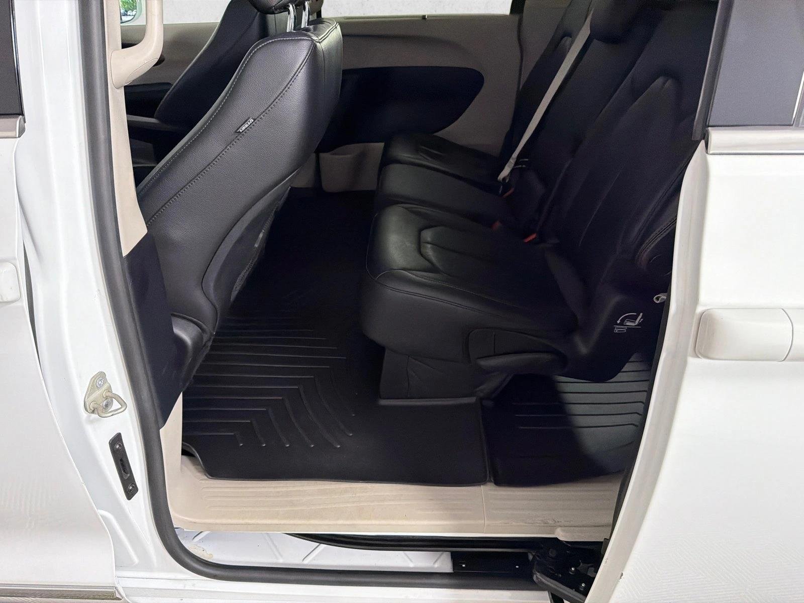 Used 2019 Blue Chrysler Touring L image 20