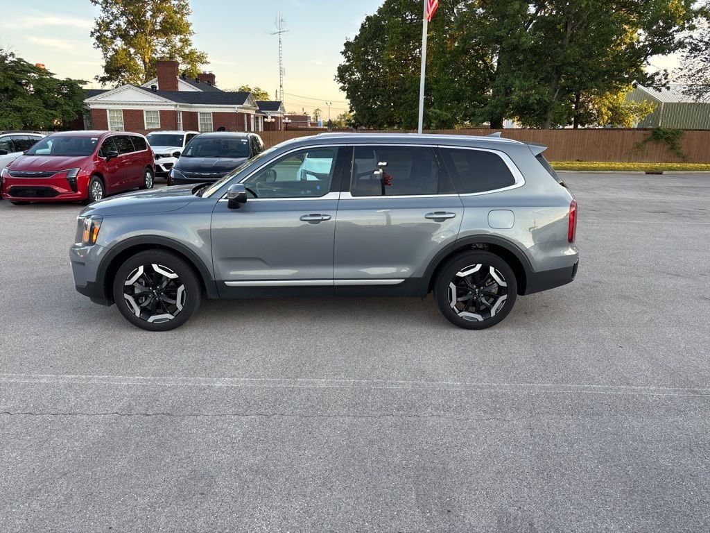 Used 2025 Silver Kia S image 2