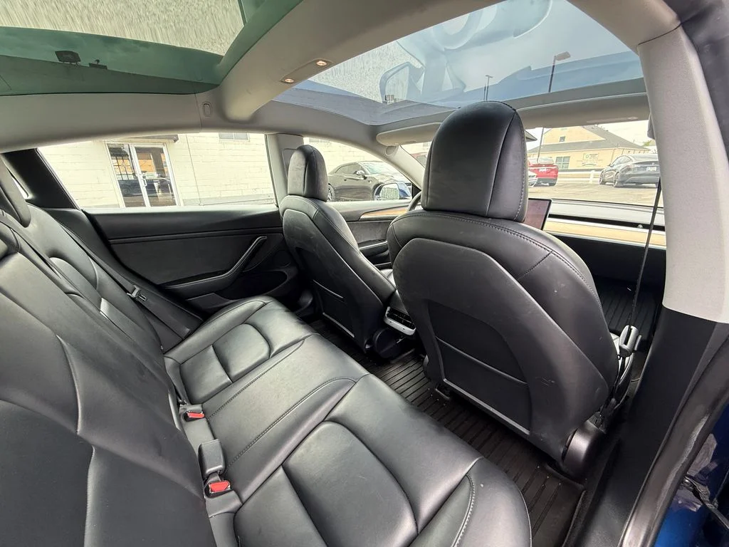 Used 2022  Tesla Base image 4