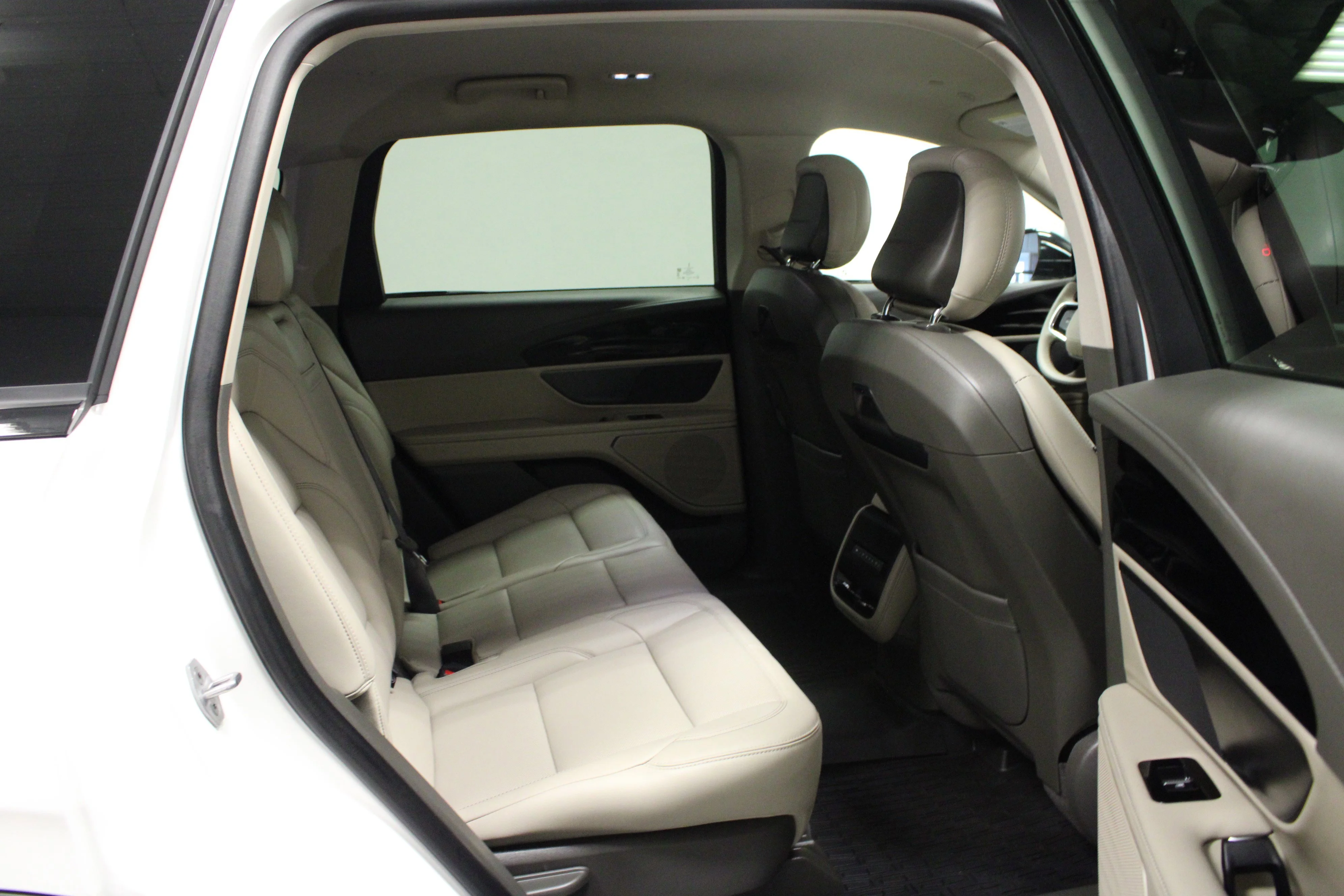 Used 2025 White Platinum Clearcoat Metallic Lincoln Premiere image 15