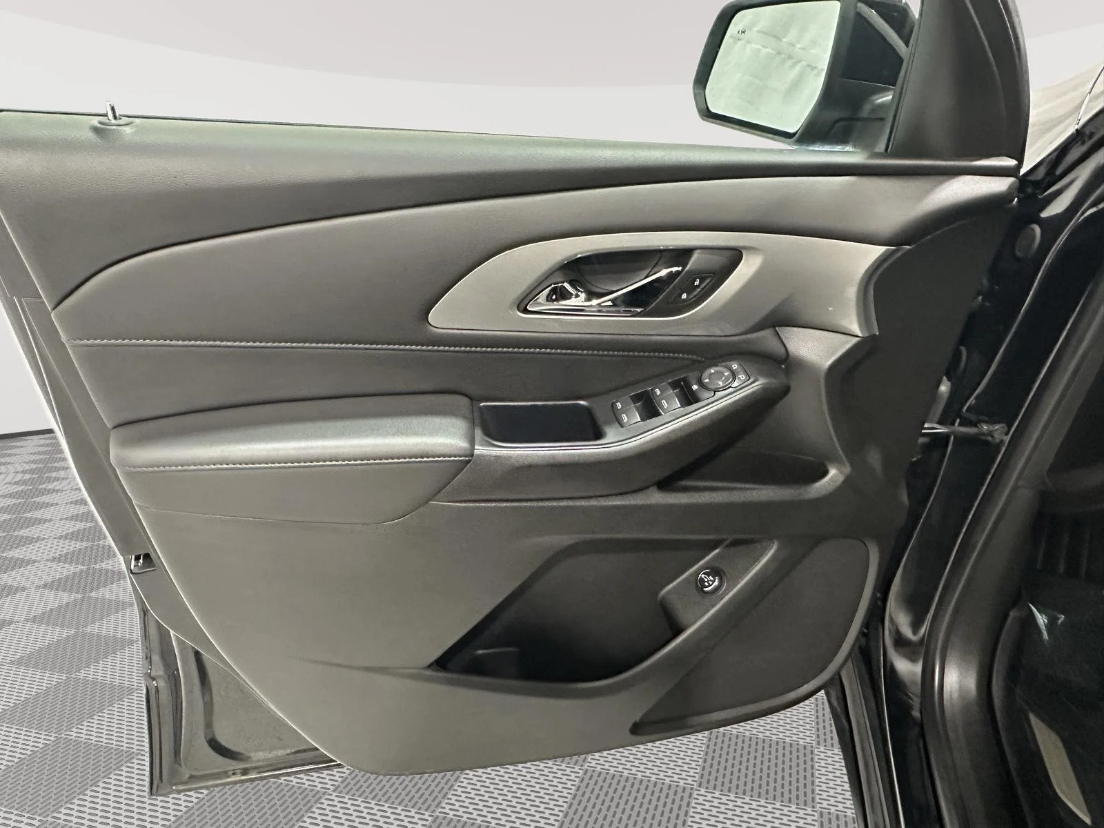 Used 2022 Mosaic Black Metallic Chevrolet LT Cloth image 17