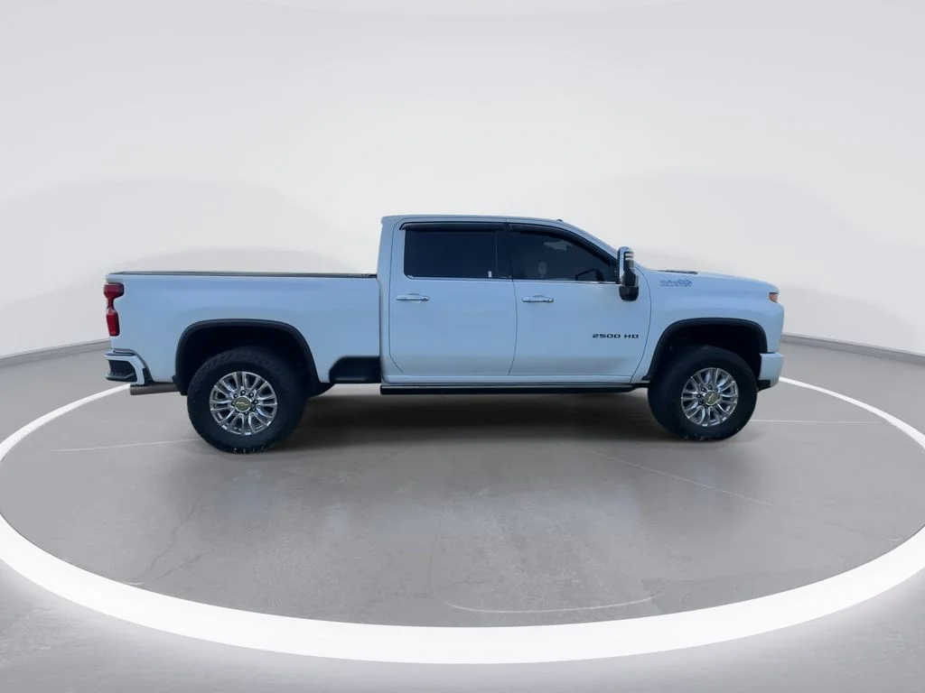 Used 2022 White Chevrolet High Country image 9
