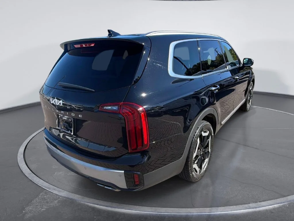 Used 2023 Black Kia S image 7