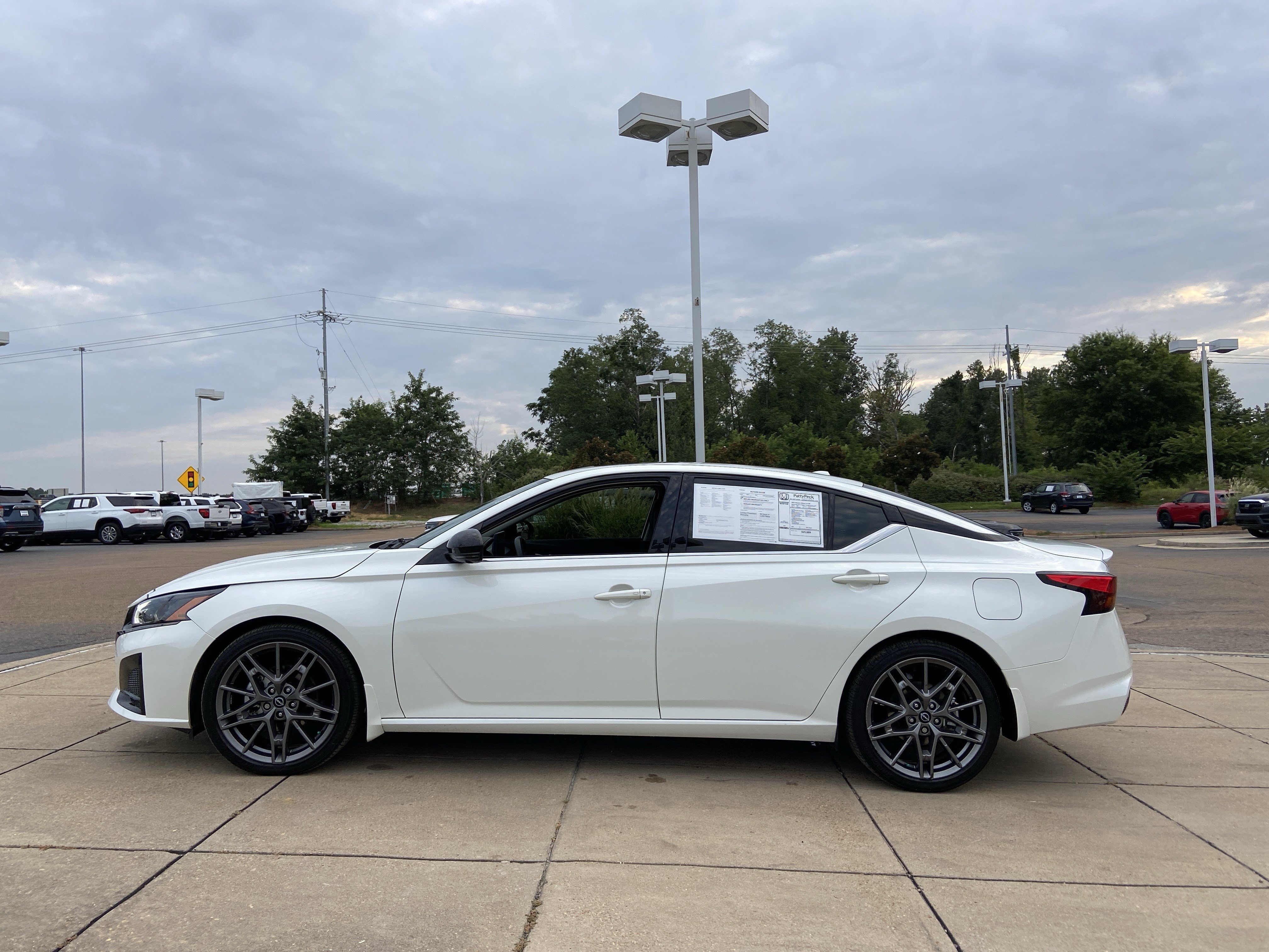 Used 2023 Pearl White Tricoat Nissan 2.0 SR image 7