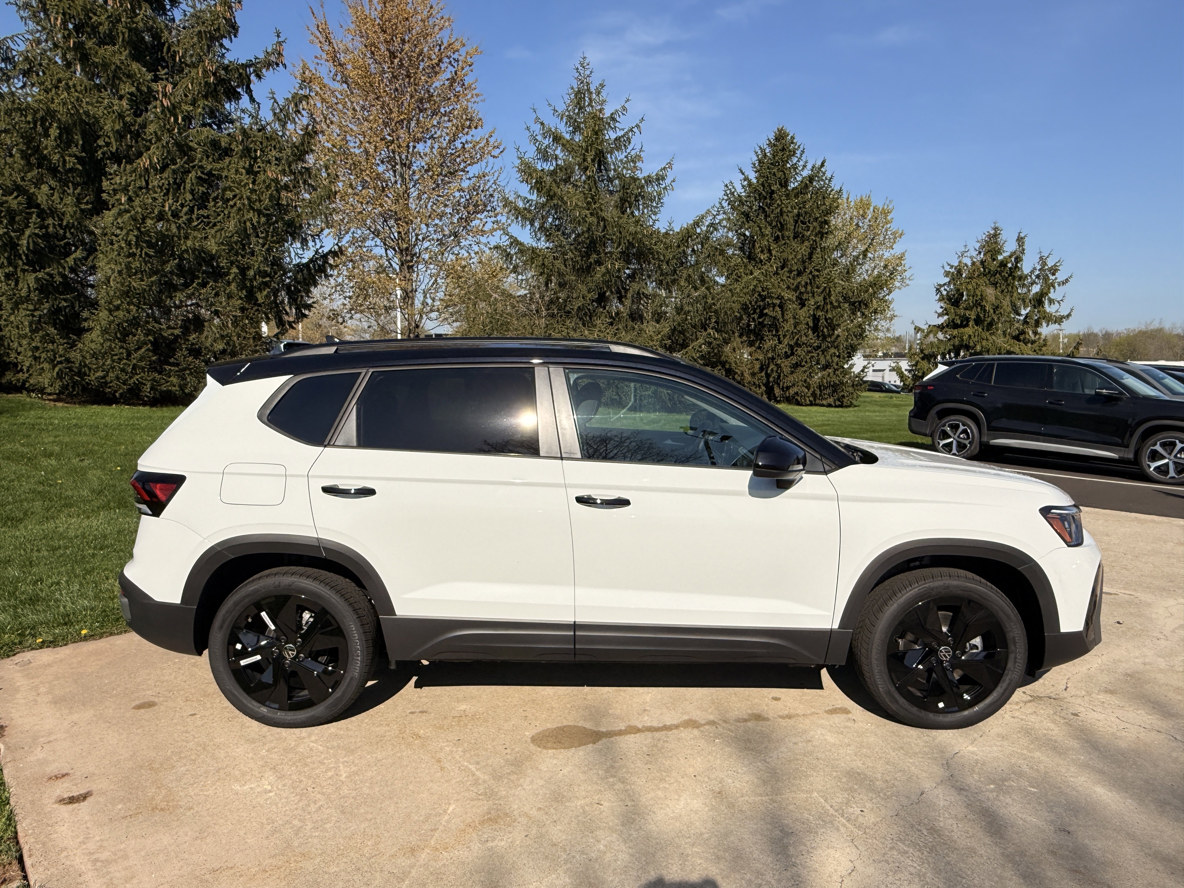 New 2026 Pure White w/Deep Black Roof Volkswagen SE Black image 15