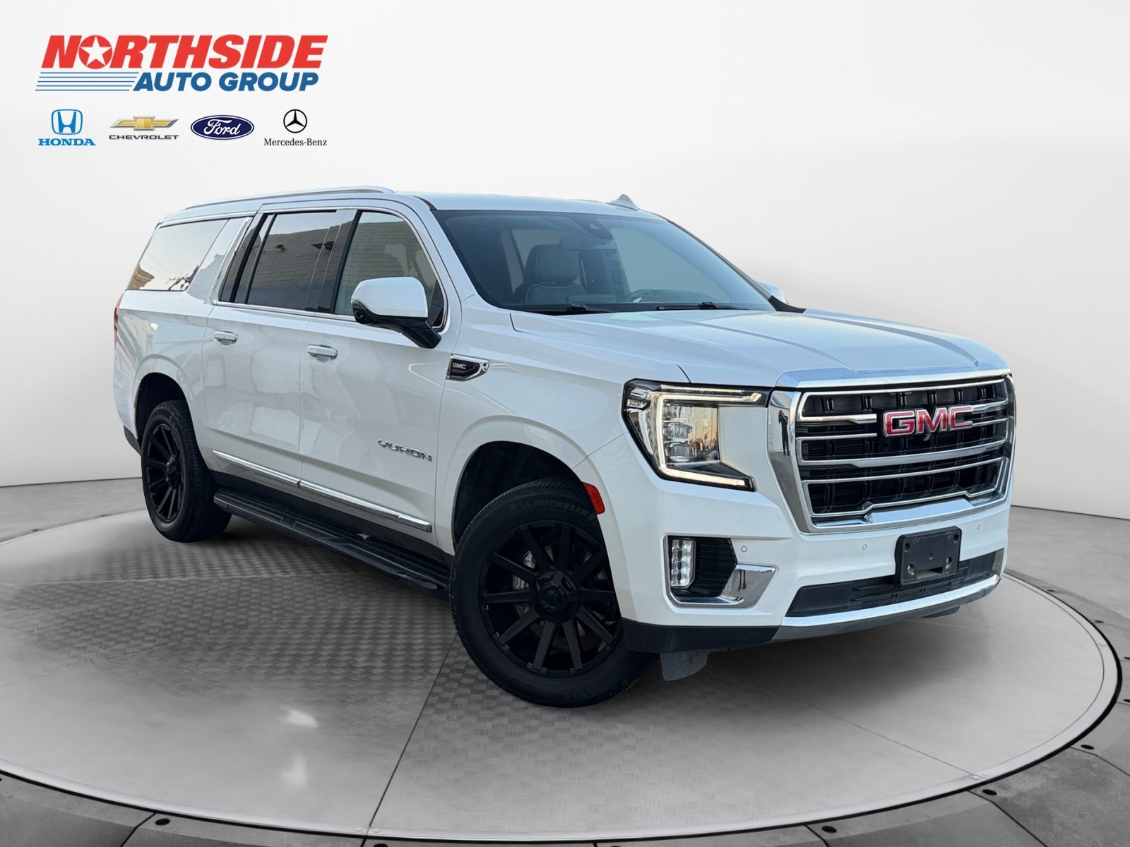 Used 2022 White Frost Tricoat GMC SLT image 1