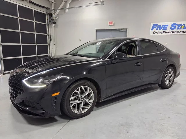 Used 2023 Black Hyundai SEL image 3