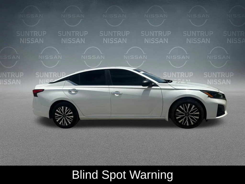 Used 2025 White Nissan 2.5 SV image 8
