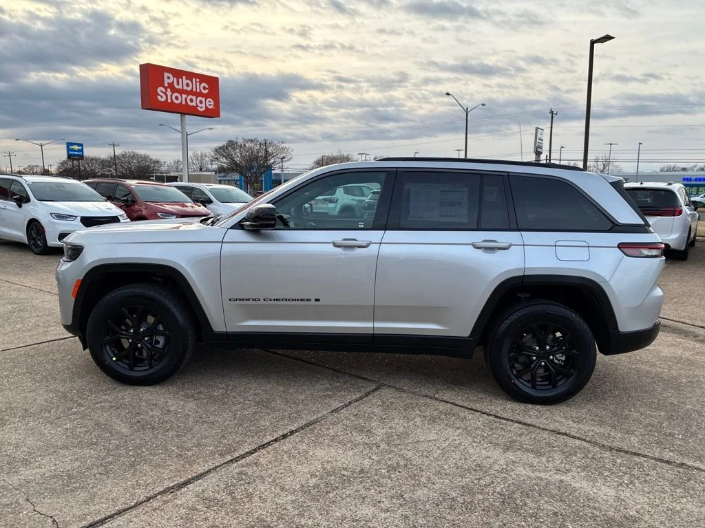 New 2026 Silver Zynith Exterior Paint Jeep Altitude image 2
