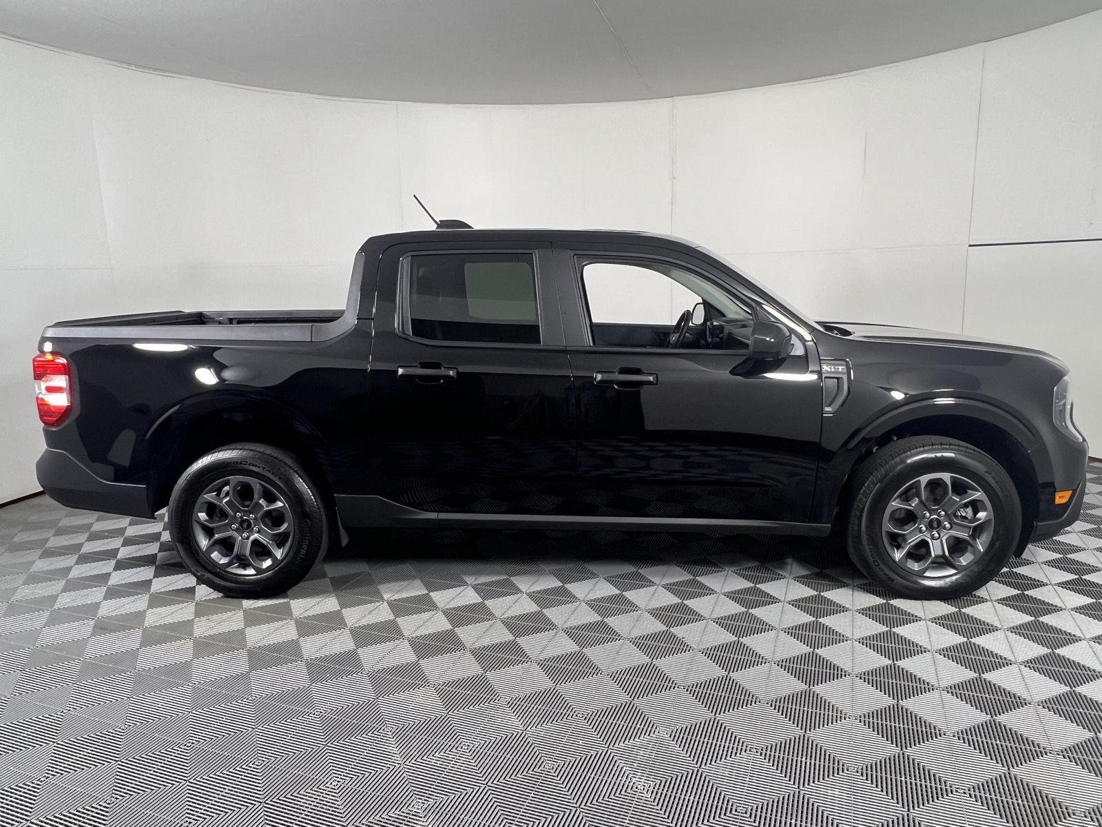 Used 2025 Shadow Black Ford XLT image 11