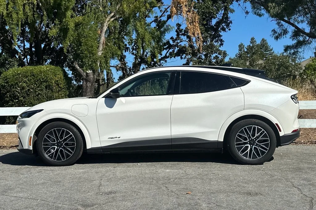 Used 2025 White Metallic Ford Premium image 8