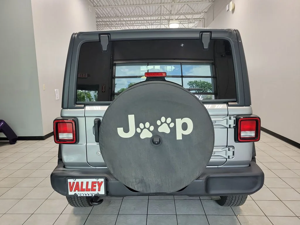 Used 2020 Silver Jeep Unlimited Sport S image 9