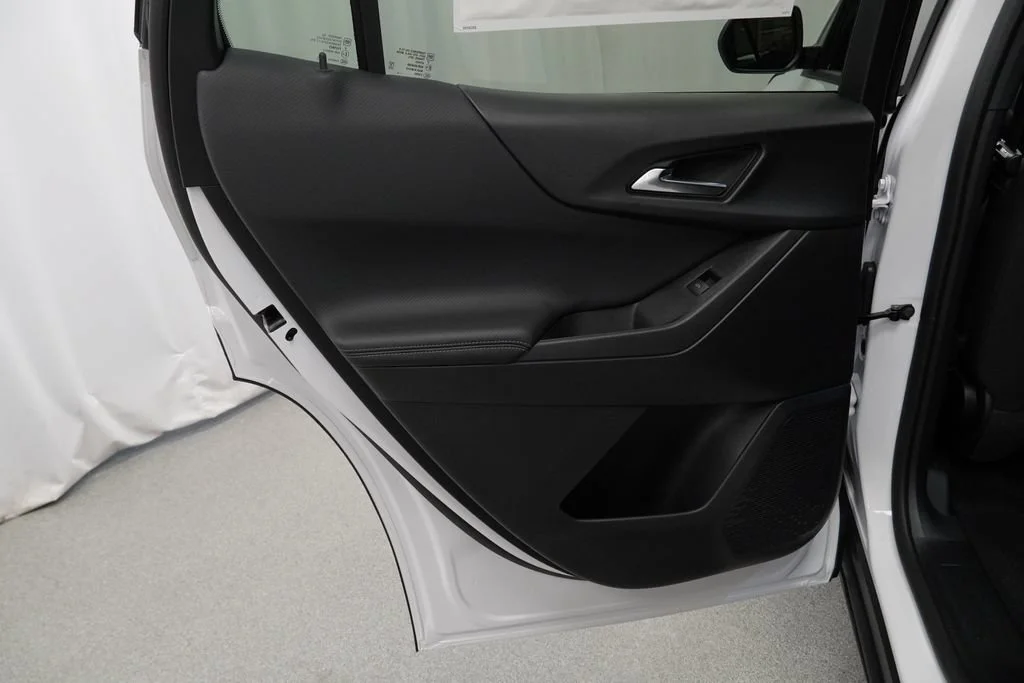 New 2027 Summit White Chevrolet LT image 22