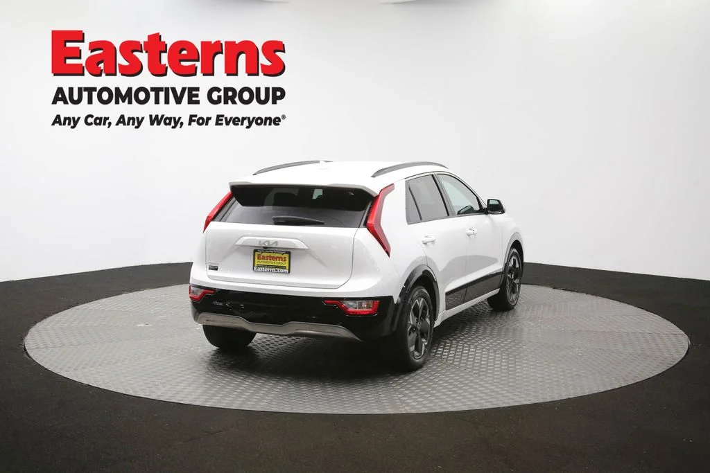 Used 2023 White Kia Wind image 39