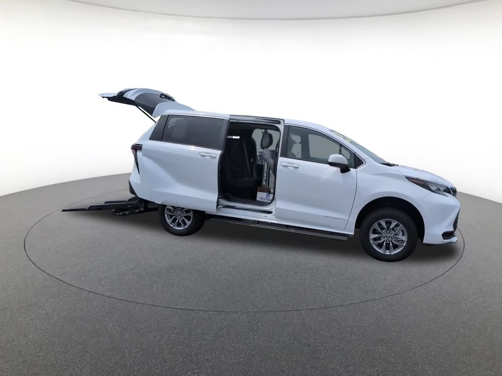 2025 Toyota Sienna LE - Photo 9