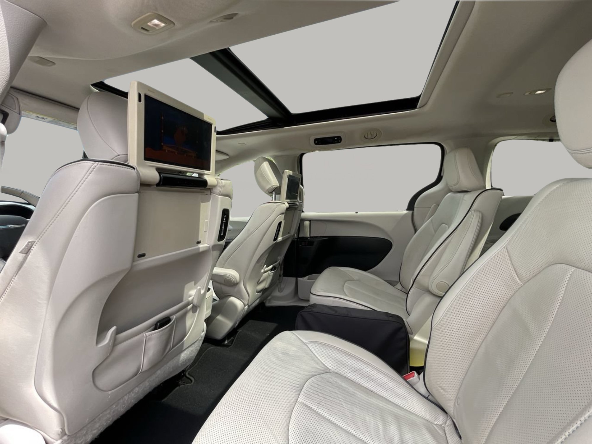 Used 2017 Tusk White Chrysler Platinum image 18