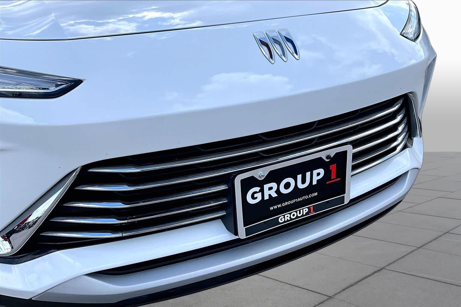 Used 2025 Summit White Buick Preferred image 30