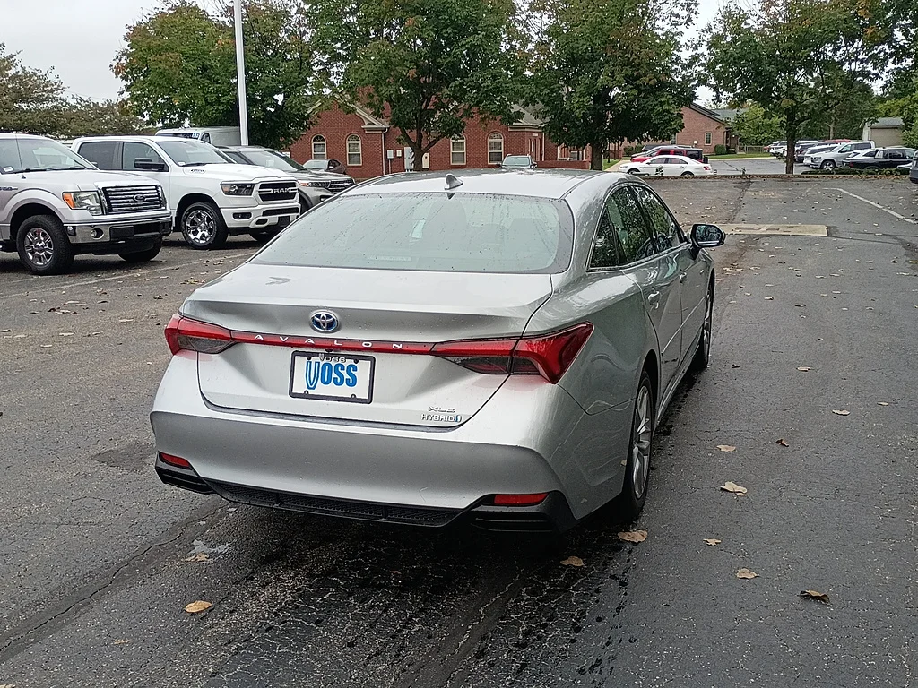 2021 Toyota Avalon XLE, photo 2 of 12